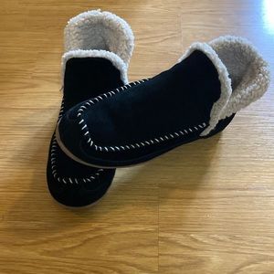 Blondo Serene black suede Sherpa lined slippers. Size 7
